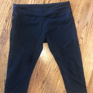 CROPPED BLACK FABLETICS LEGGINGS! 🌺